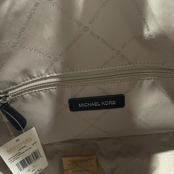 Navy blue NWT MICHAEL KORS PURSE🎁🎁🎁🎁medium to large size, super roomy and cute. - Picture 5 of 9